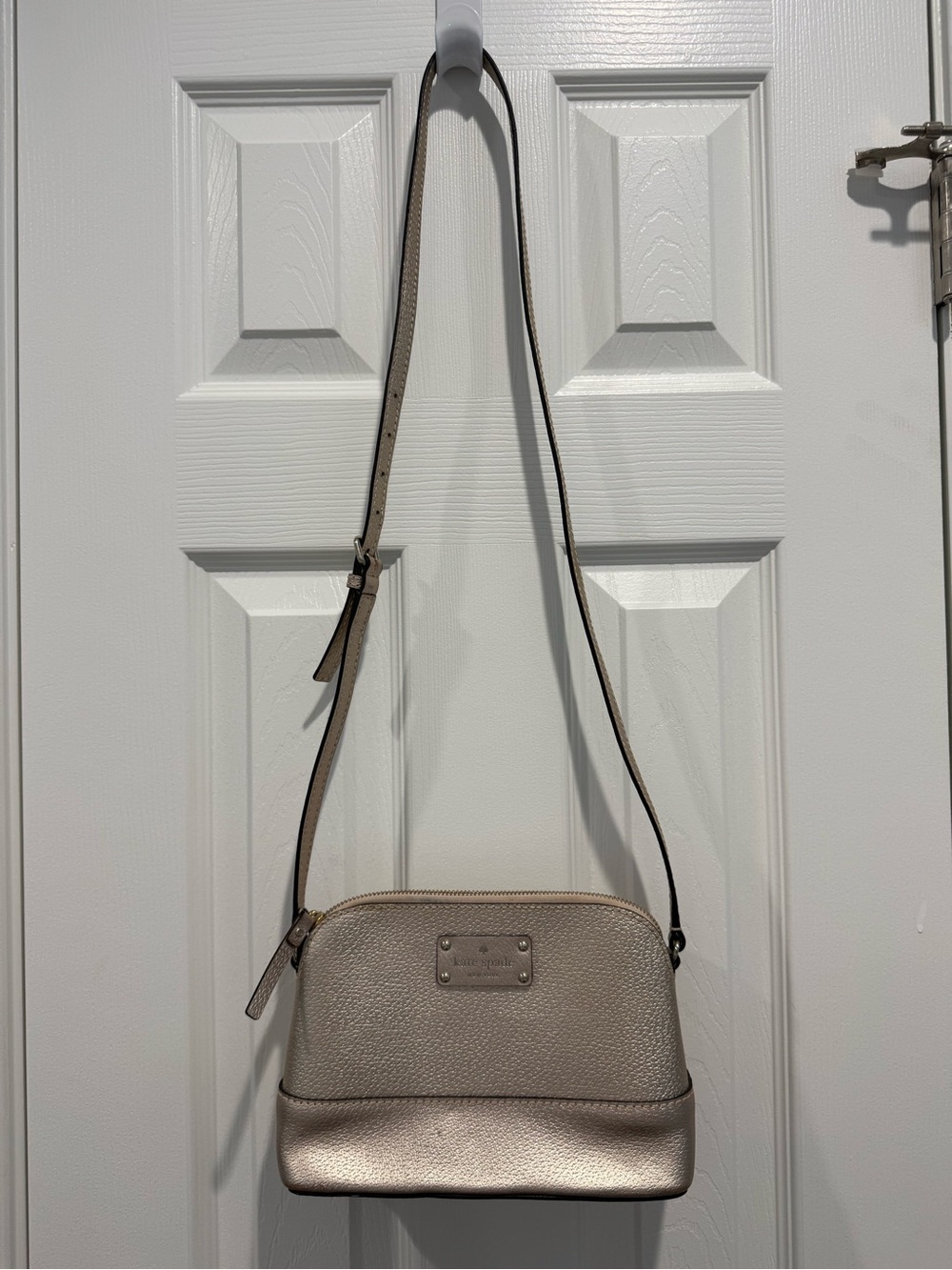 kate spade metallic pebble leather crossbody - champagne pewter